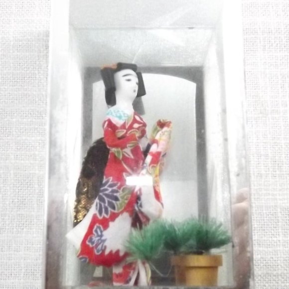 Antique Japanese Gofun Doll Glass Diorama - Picture 8 of 10
